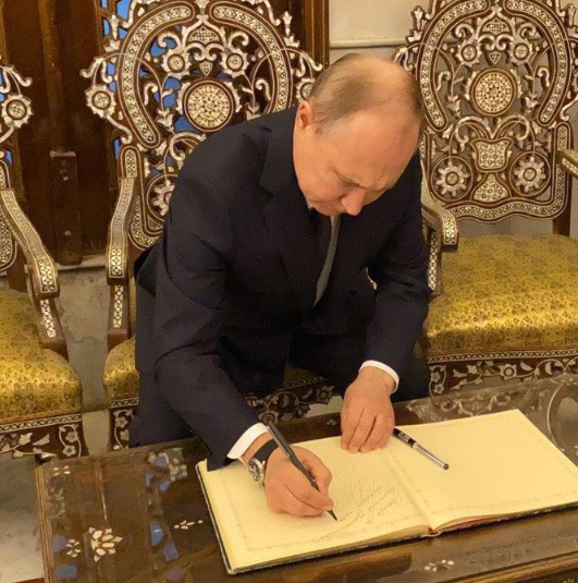 بوتين يسجل فى دفتر الزوار