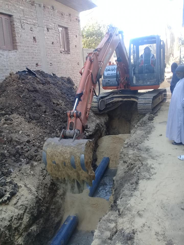 شاهد توصيل خطوط الصرف الصحي لخدمة مئات المواطنين في 3 قري بمدينة البياضية (1)