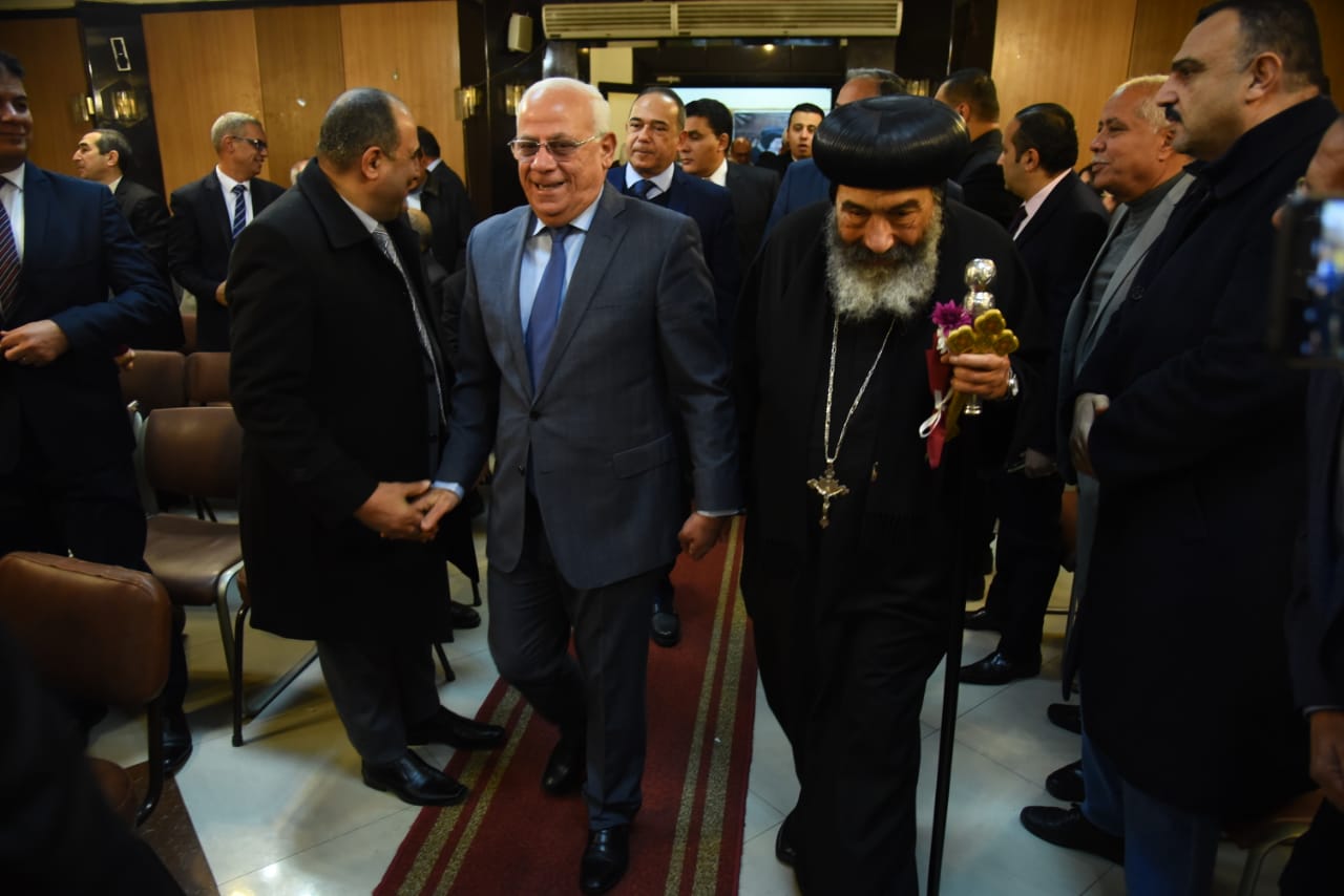 محافظ بورسعيد يزور كنيسة الكاتدرائية ويقدمالتهنئة للأنبا تادروس (5)