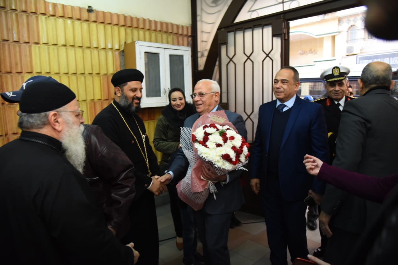 محافظ بورسعيد يزور كنيسة الكاتدرائية ويقدمالتهنئة للأنبا تادروس (2)