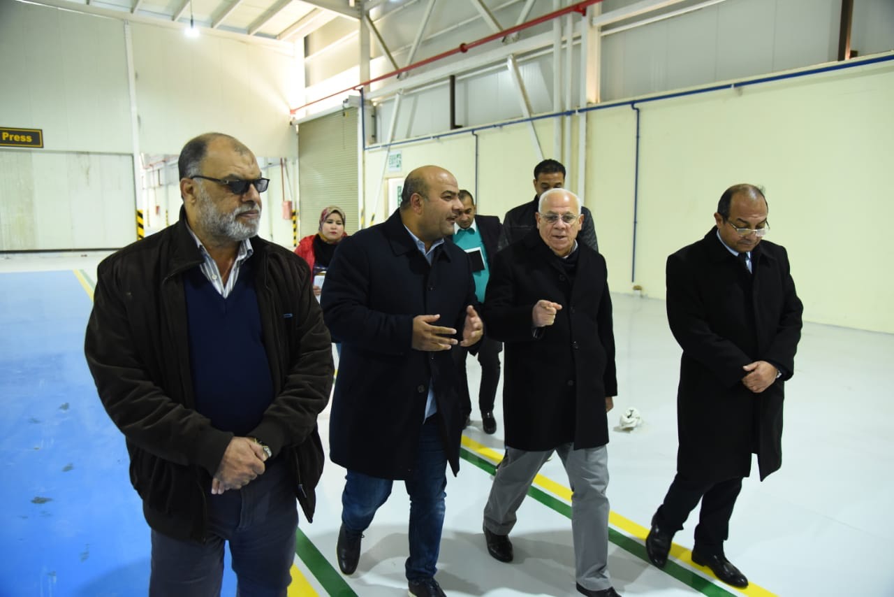 جولة محافظ بورسعيد بمصنع بيرميدز لإطارات السيارات (4)