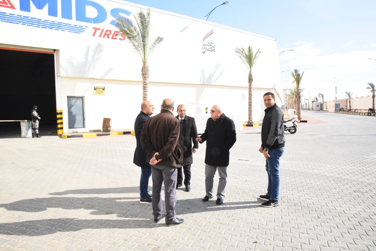 جولة محافظ بورسعيد بمصنع بيرميدز لإطارات السيارات (6)