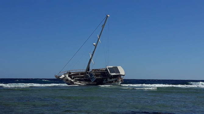 قارب كولن المتحطم فى السواحل المصرية