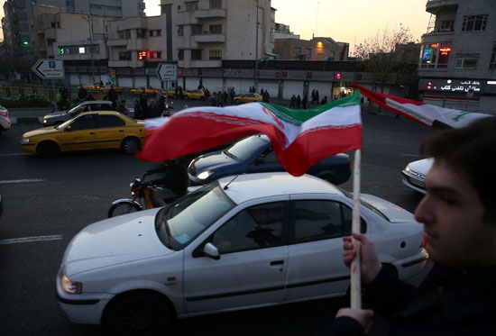 إيرانيون-يلوحون-بالأعلام-احتفالا-بالهجوم-على-القواعد-الأمريكية