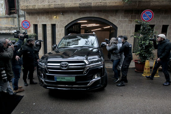 الصحفيون يلتقطون صور لكارلوس غصن أثناء خروجه من منزله