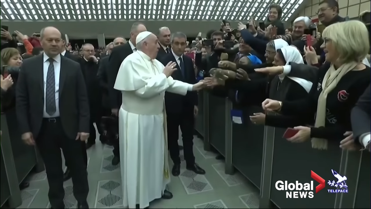 4 Baccio Papa! Pope Francis kisses nun after slapping incident - YouTube
