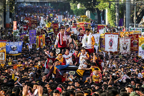 مسيرات فى الفلبين احتفالا بموكب كاثوليكى