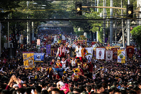ينضم المحبون الفلبينيون إلى موكب كاثوليكي للناصرة السود خلال يوم العيد في مانيلا