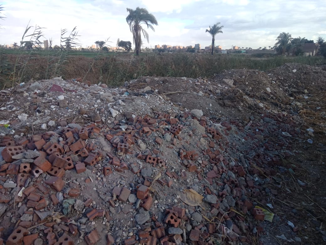 القمامة ومهلفات الترعة على جانبى ترعة قرية جزيرة الأكراد (1)