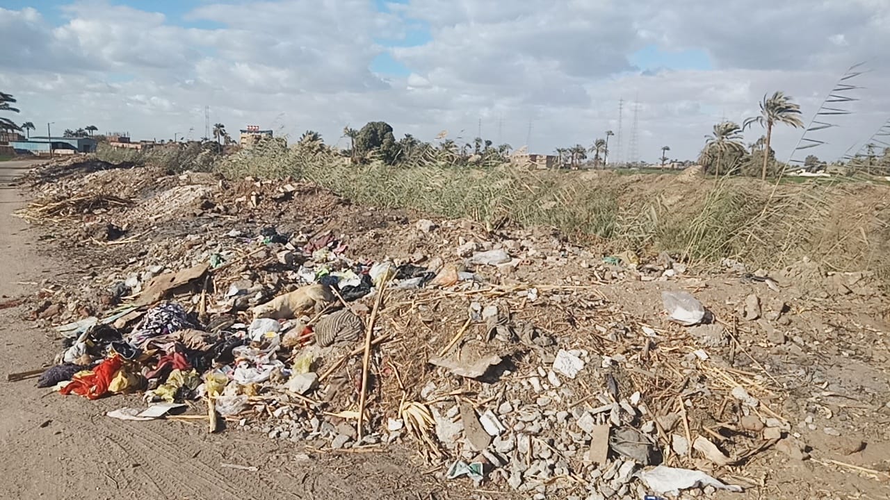 القمامة ومهلفات الترعة على جانبى ترعة قرية جزيرة الأكراد (6)