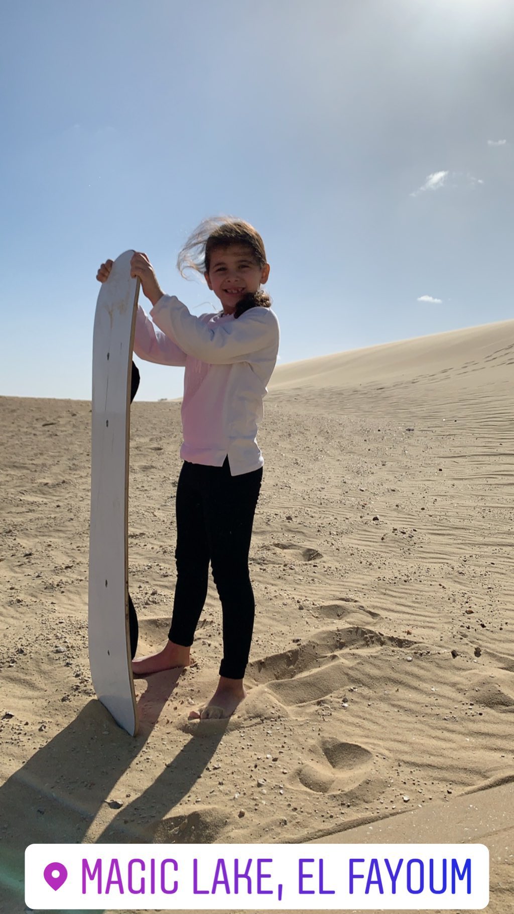 ابنة عماد متعب تستعد للتزلج على الرمال بالفيوم