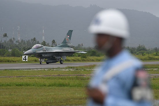 طائرة مقاتلة من طراز F-16 C تصل إلى قاعدة رادن سادج الجوية العسكرية في جزيرة ناتونا