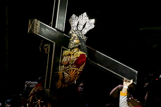 التمثال الديني للناصريين الأسود خلال المسيرة الكاثوليكية السنوية
