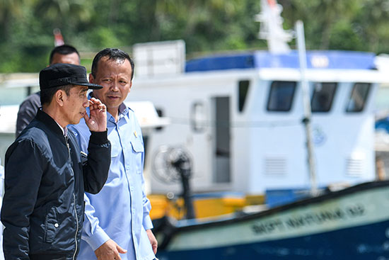 الرئيس الإندونيسي جوكو ويدودو يتحدث إلى وزير الشؤون البحرية والثروة السمكية في إندونيسيا