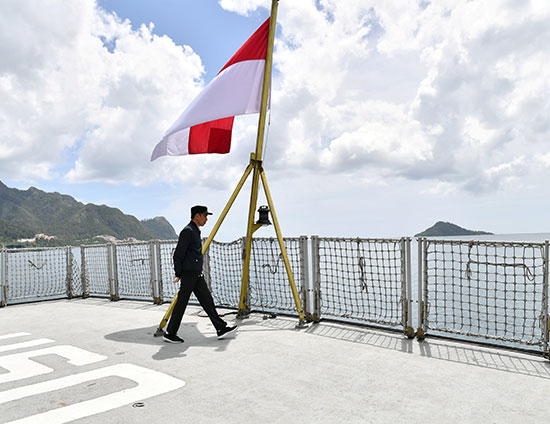 الرئيس الإندونيسي جوكو ويدودو يتخطى العلم الوطني أثناء زيارته لقاعدة عسكرية في ناتونا