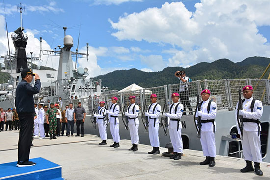 الرئيس الإندونيسي جوكو ويدودو يزور قاعدة عسكرية في ناتونا بإندونيسيا