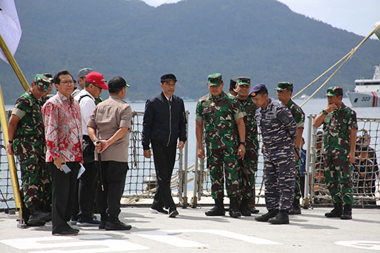 يزور الرئيس الإندونيسي قاعدة عسكرية في إندونيسيا بالقرب من بحر الصين الجنوبي