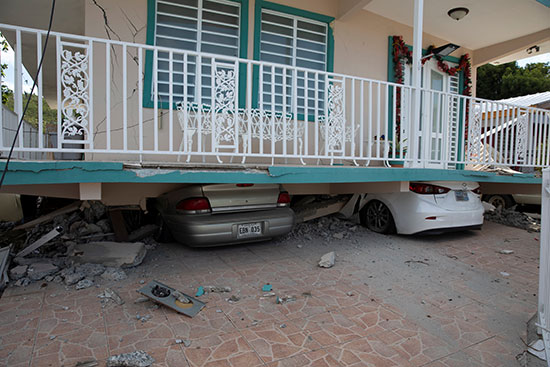 السيارات تكمن تحت منزل انهار بعد زلزال في جوانيكا
