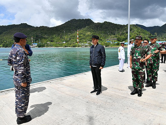 زيارة الرئيس الاندونيسى لقاعدة عسكرية بالقرب من بحر الصين الجنوبى