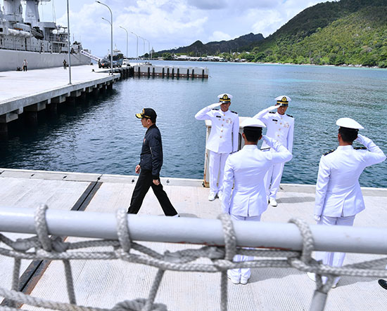 جوكو ويدودو يزور قاعدة عسكرية في ناتونا بالقرب من بحر الصين الجنوبي