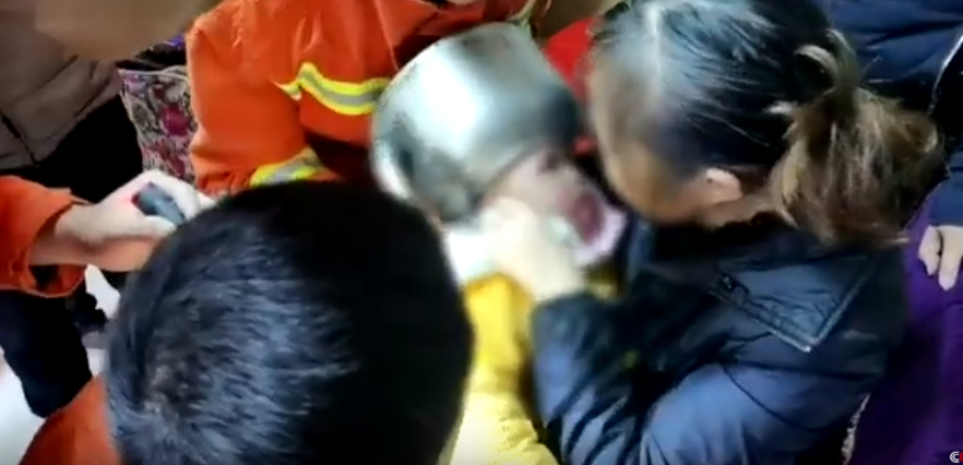 أخرة الشقاوة.. رأس طفل صينى تعلق فى غلاية شاى.. فيديو وصور  (1)