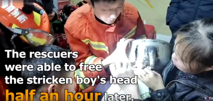 أخرة الشقاوة.. رأس طفل صينى تعلق فى غلاية شاى.. فيديو وصور  (3)