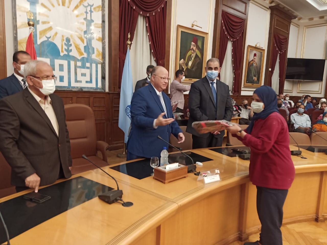 محافظ القاهرة يوزع حقائب مدرسية على العاملين بالديوان العام (5)