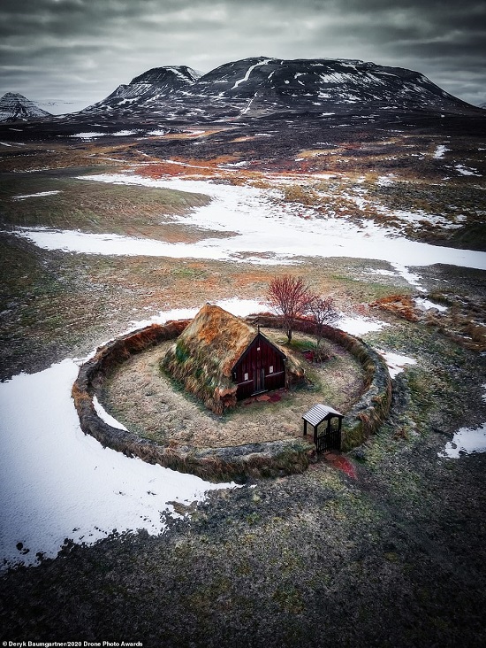 كنيسة العشب في أيسلندا