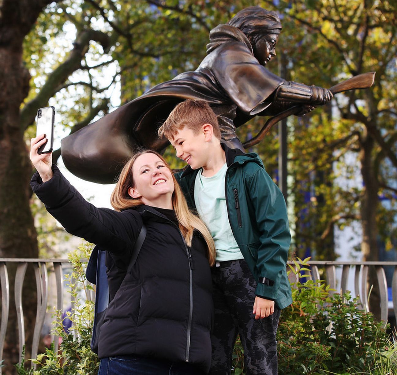 سيلفى طفل ووالدته مع تمثال هارى بوتر