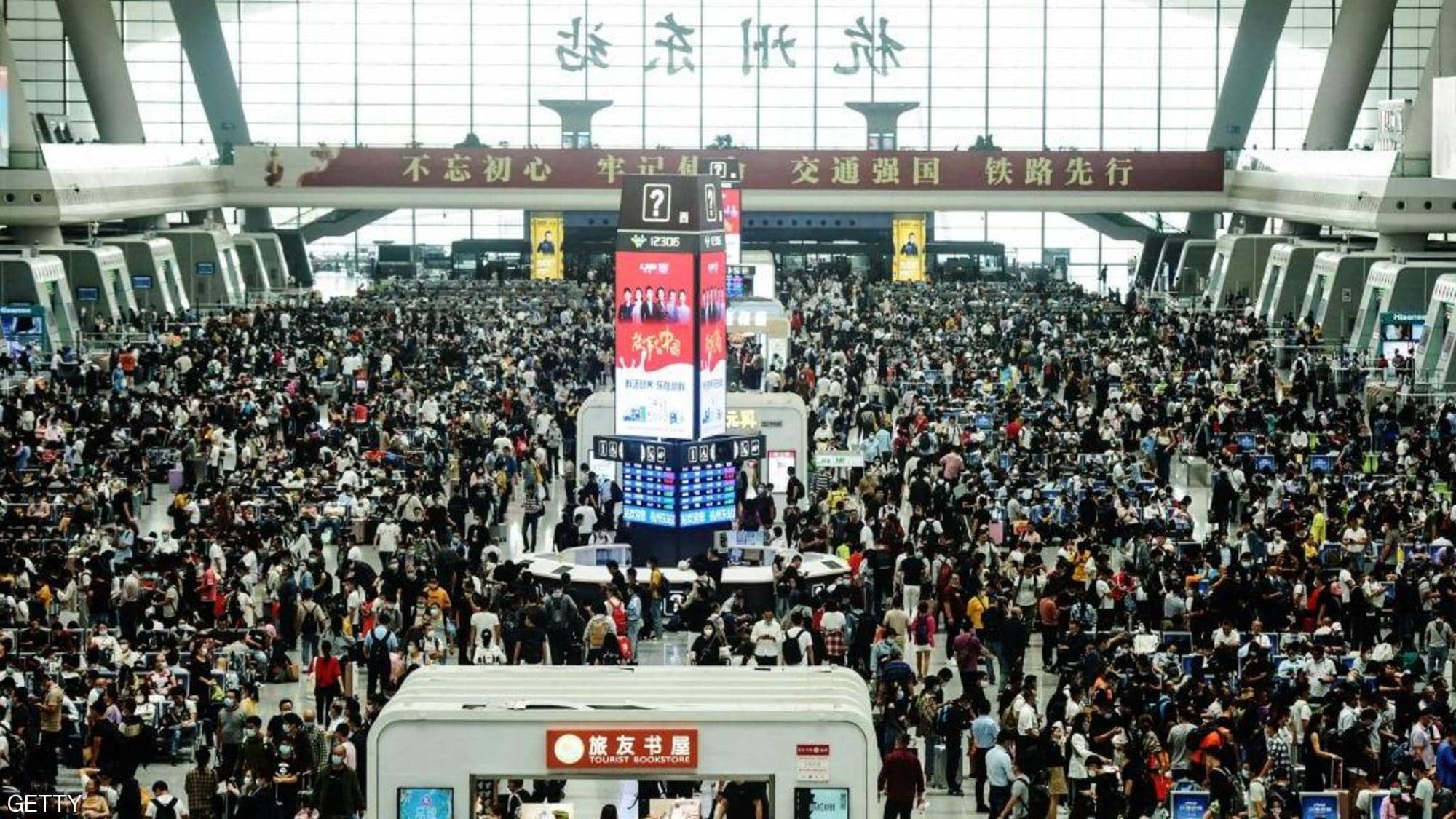 صينيون يحتشدون في محطة للقطارات في محافظة جيجيانج