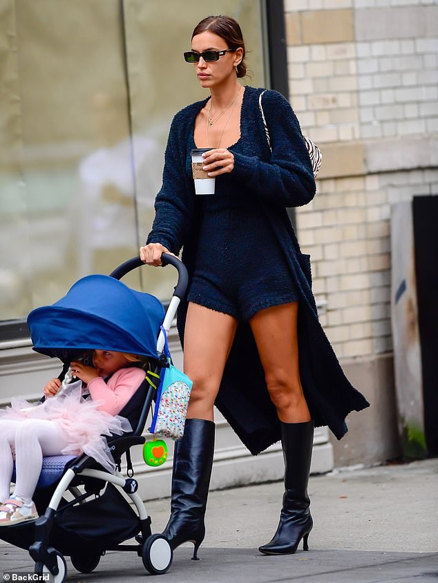 عارضة الأزياء إيرينا شايك تخطف الأنظار برفقة ابنتها في شوارع نيويورك