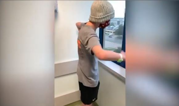 الطفل يرقص من شرفة المستشفى