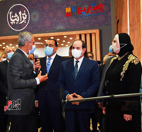 الرئيس السيسي ورئيس الوزراء ووزيرة الصناعة بمعرض تراثنا