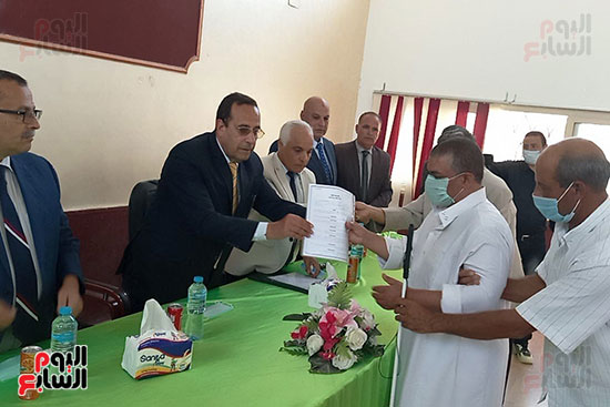 محافظ شمال سيناء يسلم منازل للأهالى بوسط سيناء (2)
