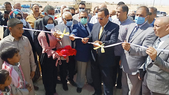 محافظ شمال سيناء يفتتح 3 محطات لتحلية المياه (2)