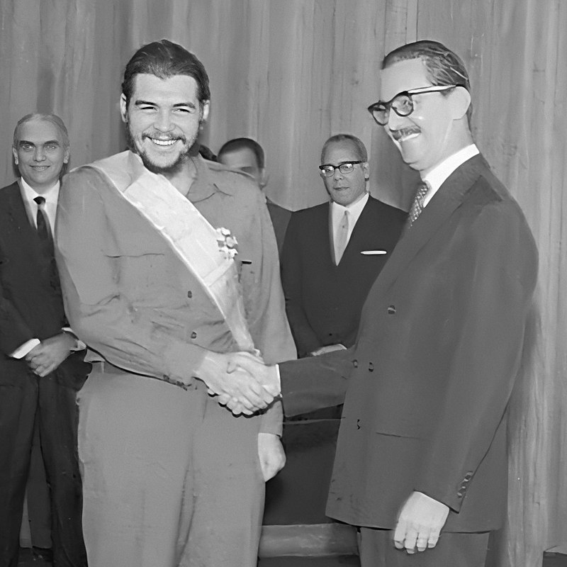 الرئيس البرازيلي جانيو كوادروس ، في عمل مثير للجدل ، منح إرنستو غيفارا مع وسام الصليب الجنوبي ، 1961. الأرشيف الوطني للبرازيل.