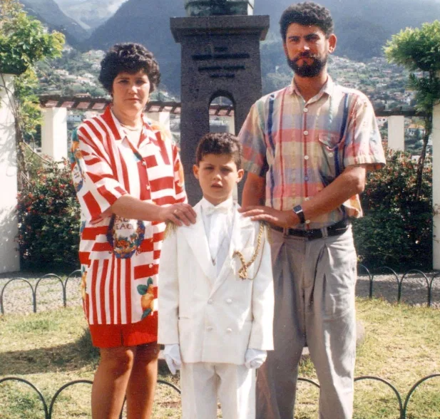 رونالدو مع والديه فى شقة ماديرا