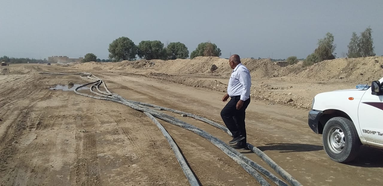وفد من التنمية المحلية يتفقد المشروعات القومية ومحطات الصرف بمدينة الزينية (3)