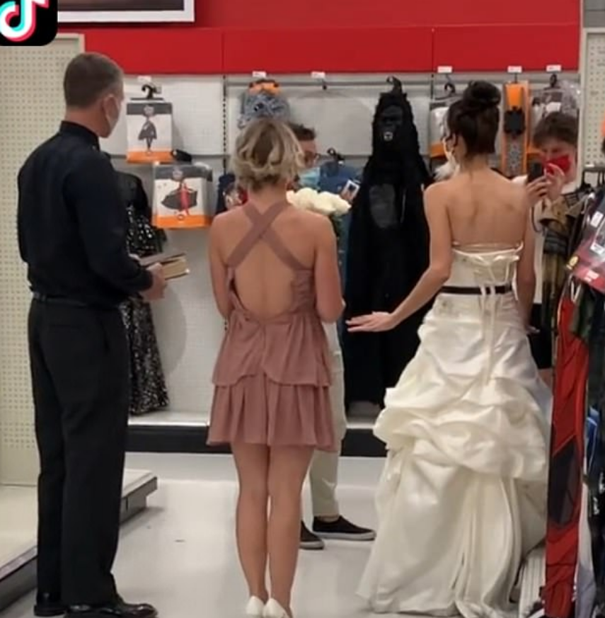 العروس تعرض الزفاف على خطيبها