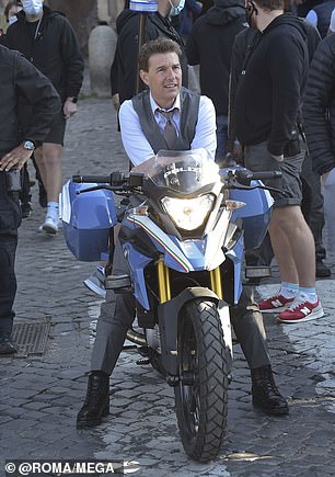 توم كروز يصور Mission Impossible 7 في روما(9)