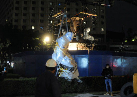 عملية نقل تمثال كريستوفر كولمبوس