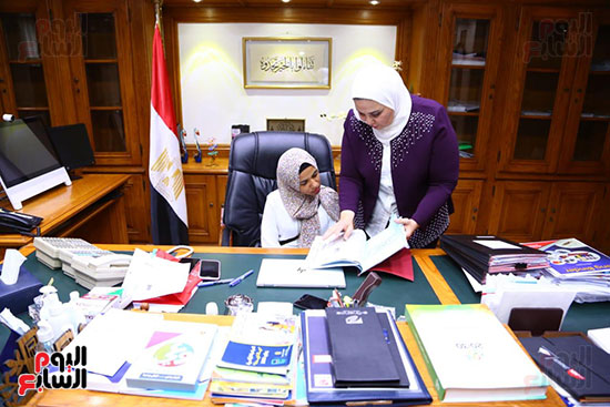 طالبة بالثانوية تتقلد منصب وزير التضامن الاجتماعى لمدة يوم واحد (6)