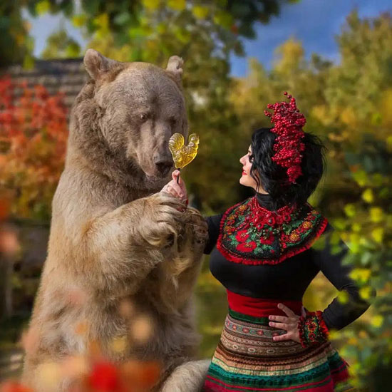 الدب الروسى مع إحدى جميلات روسيا