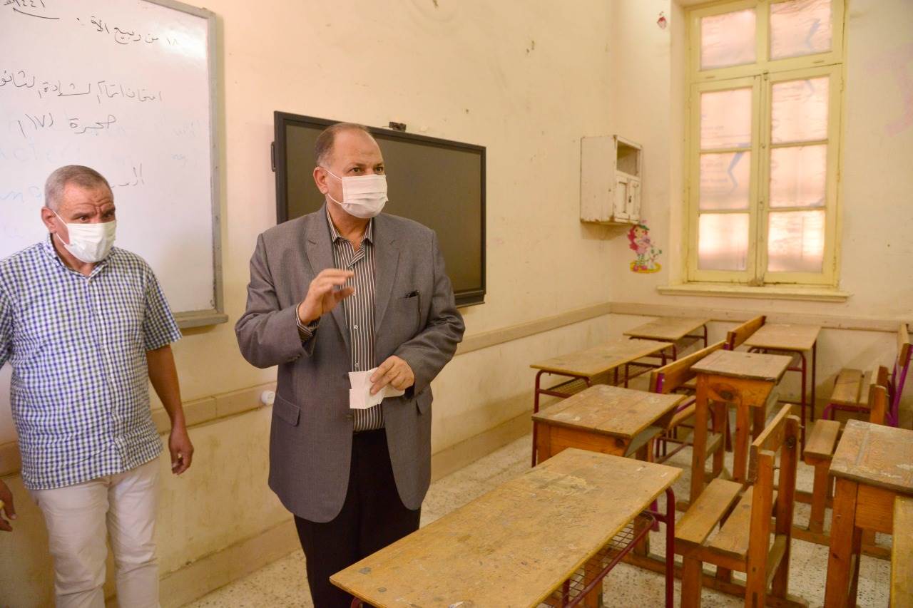 محافظ أسيوط يتفقد بعض المدارس ويشدد على نهو أعمال الصيانة (18)