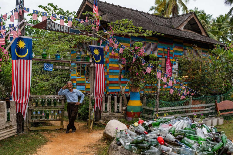 1020201116462269-135-120034-museum-bottles-washed-away-sea-malaysia-6