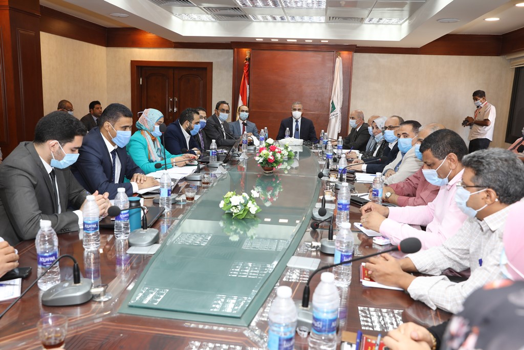 المحافظ يرأس اجتماع برنامج التنمية المحلية لصعيد مصر (3)