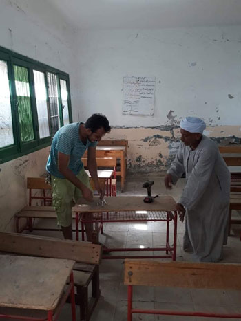 مديرون ومعلمون ينظفون المدارس (2)