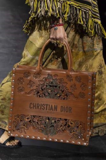 حقيبة من دار كريستيان ديور