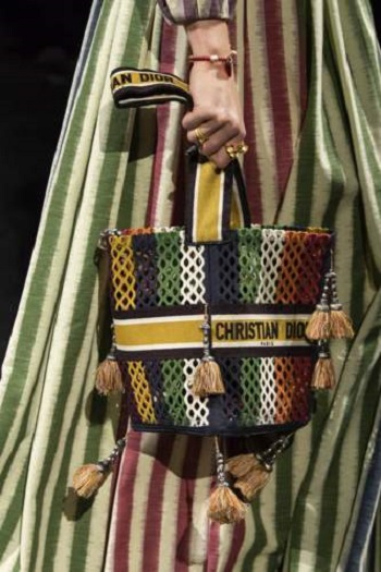 حقيبة ملونة من تصميم ديور