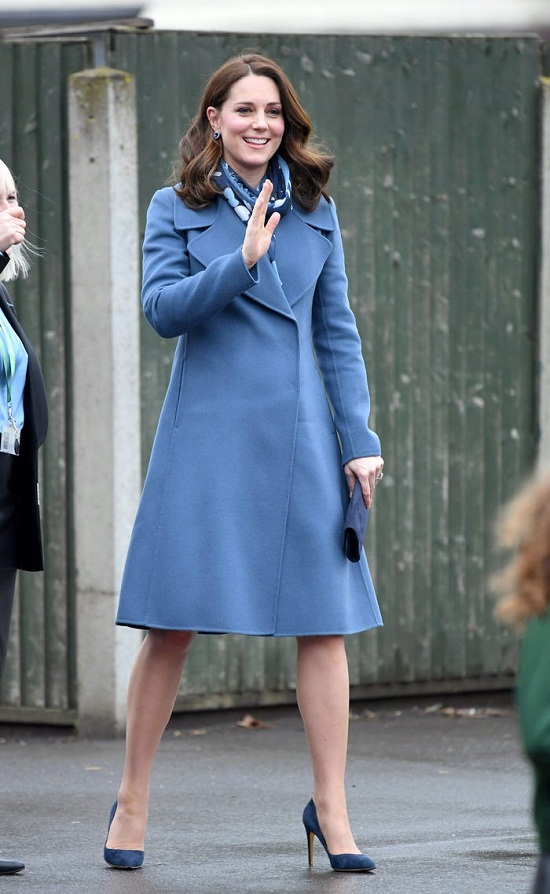 كيت بمعطف أزرق